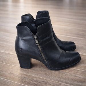 Born Black Leather Ankle Boots • Side Zip Heeled Booties • Classic • Size 7.5